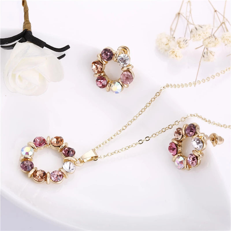 Ăblouissant Ensemble Collier et Boucles d'oreilles Cercles en Or avec Zircons Ătincelants