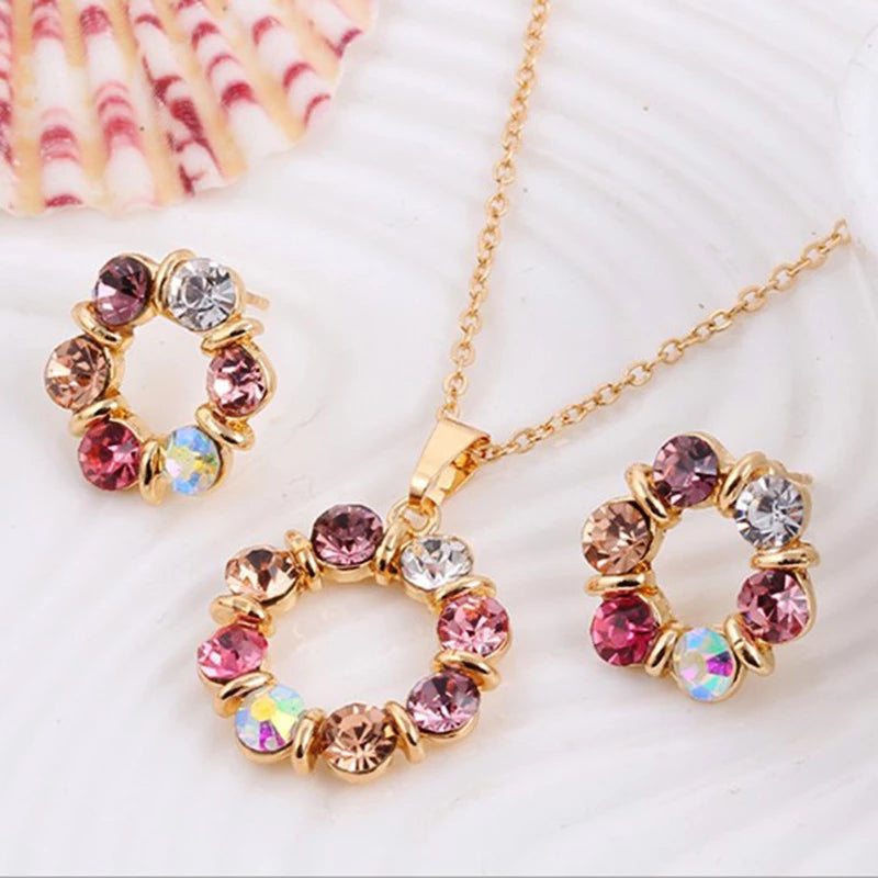 Ăblouissant Ensemble Collier et Boucles d'oreilles Cercles en Or avec Zircons Ătincelants