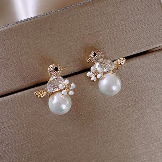 Boucles d'oreilles Birdie de Luxe : Éclat Élégant en Zirconium Cubique et Perles Envoûtantes